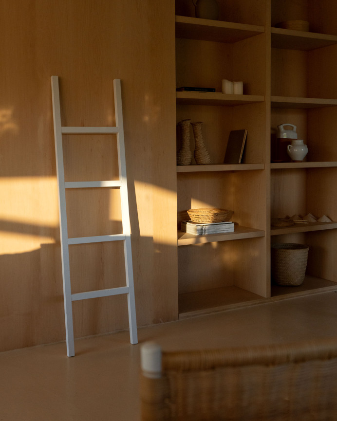 Escalera de madera maciza en tono blanco de 150x41cm