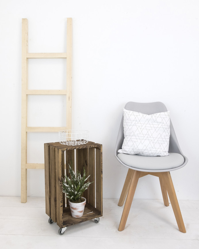 Caja elaborada con madera de pino gallego.