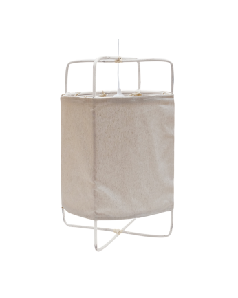 Lámpara de techo elaborada con estructura de bambú y pantalla de tela hecha con poliéster y lino natural