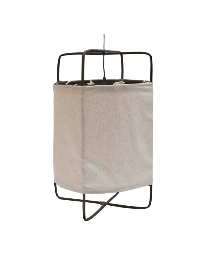 Lámpara de techo elaborada con estructura de bambú y pantalla de tela hecha con poliéster y lino natural