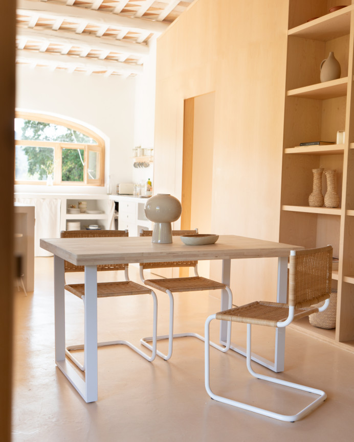 Mesa de comedor de madera maciza tono natural con patas de hierro blancas de 140x80cm
