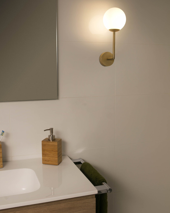 Lámpara de pared dorada elaborada con estructura de metal y difusor de cristal
