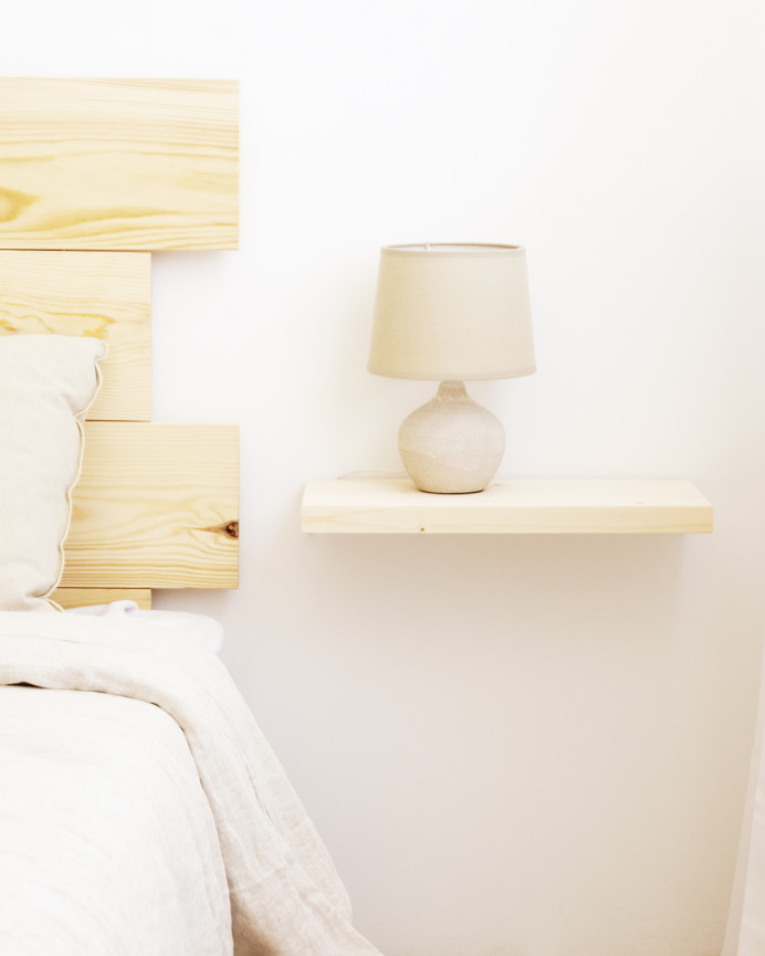 Mesita de noche de madera maciza flotante en tono natural de 45cm