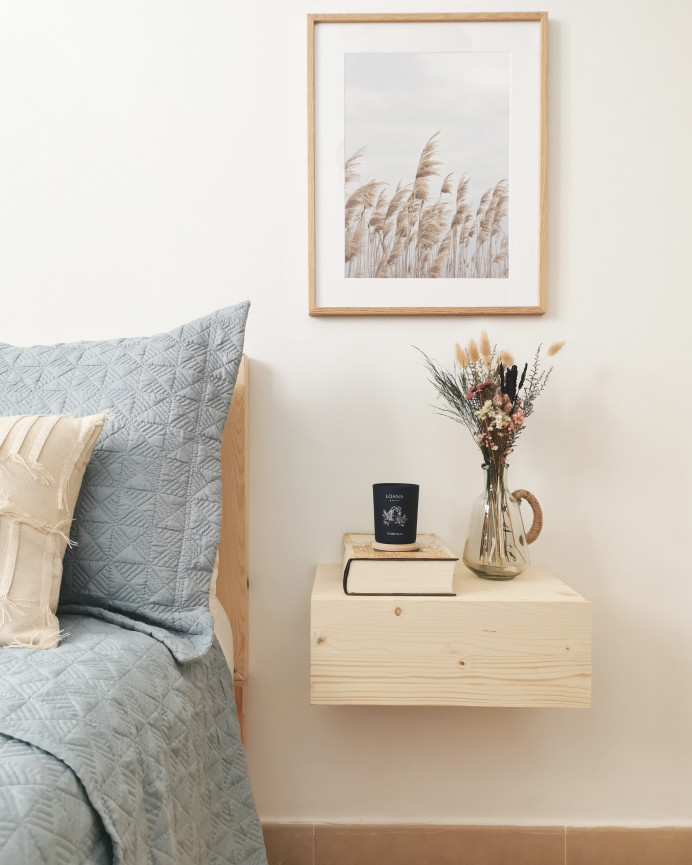 Mesita de noche de madera maciza flotante en tono natural de 40cm
