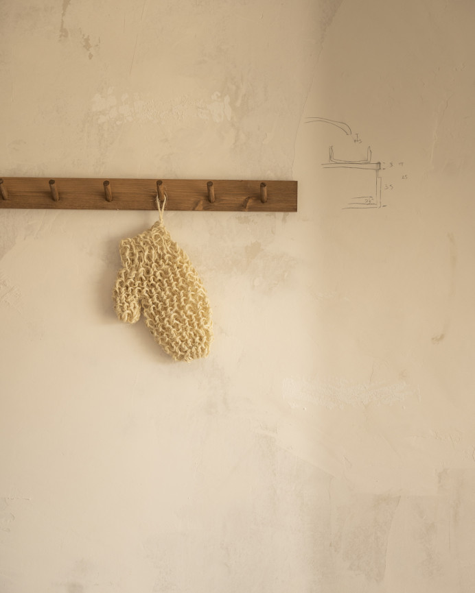 Colgador de pared de madera maciza en tono roble oscuro de 61x5cm