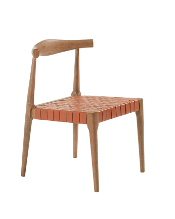 Silla de madera maciza con asiento trenzado marrón y patas en tono nogal de 81cm