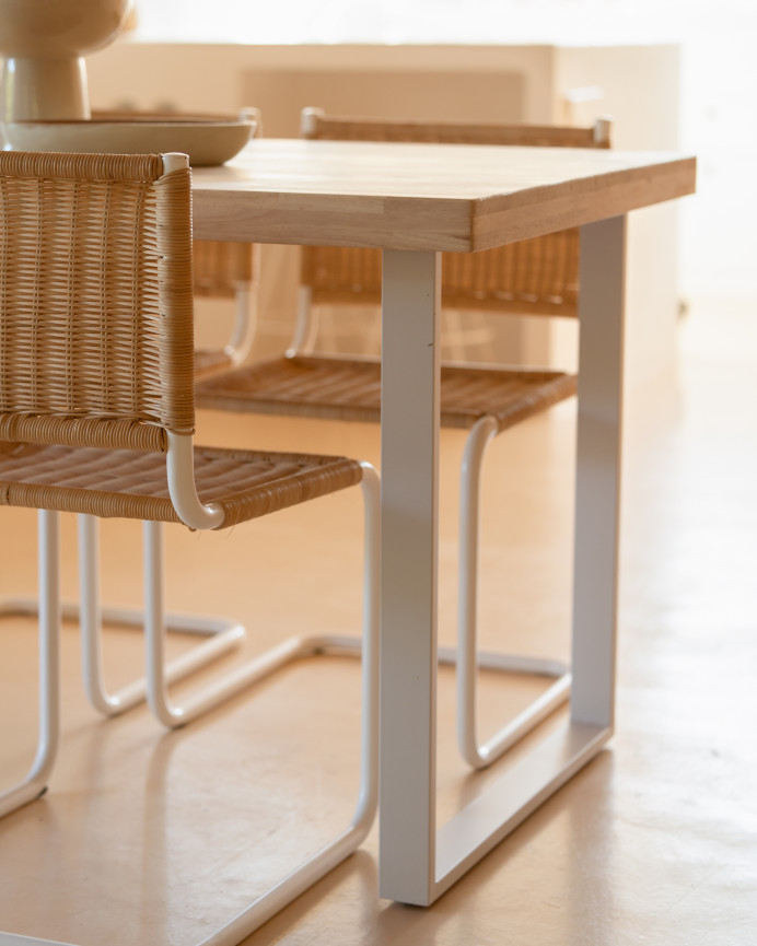 Mesa de comedor de madera maciza tono natural con patas de hierro blancas de 140x80cm