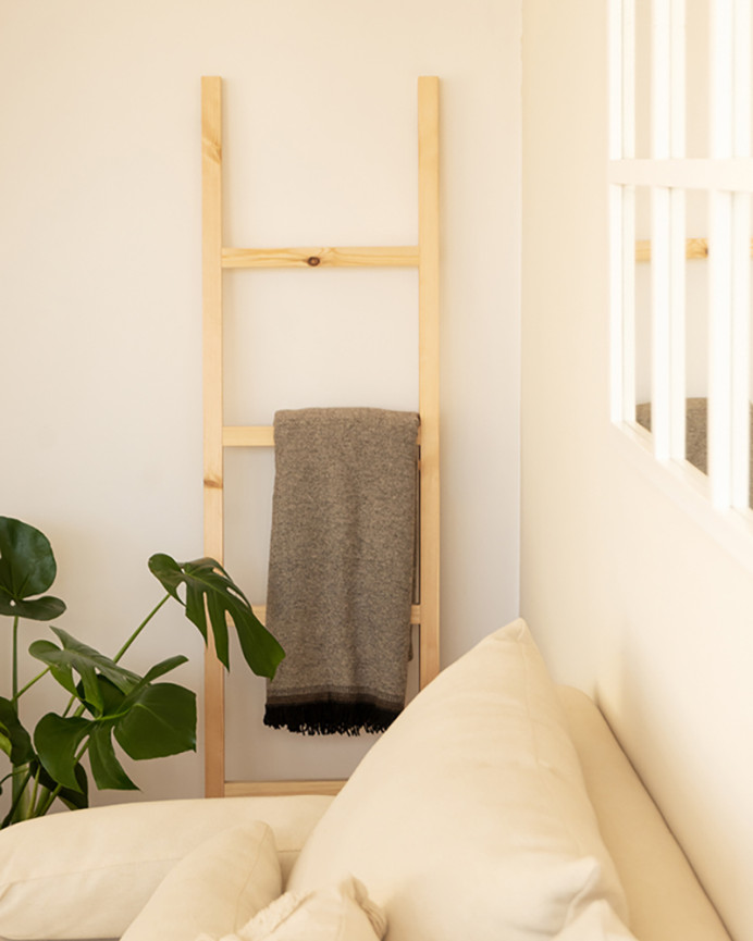 Escalera de madera maciza en tono natural de 150x41cm
