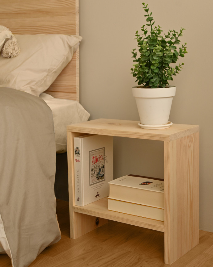 Mesita de noche de madera maciza en tono natural de 40x20cm