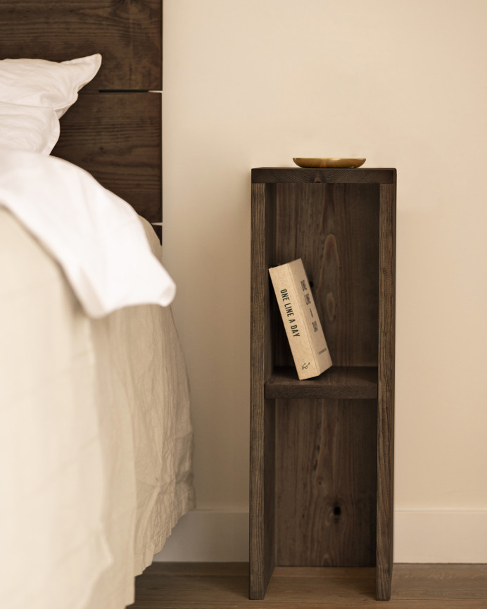 Pack 2 mesitas de noche o auxiliares de madera maciza en tono nogal 60x20cm