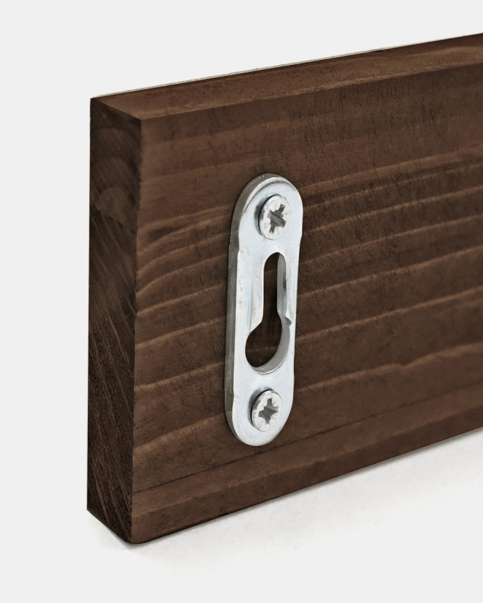 Colgador de pared de madera maciza en tono nogal de 26x5cm