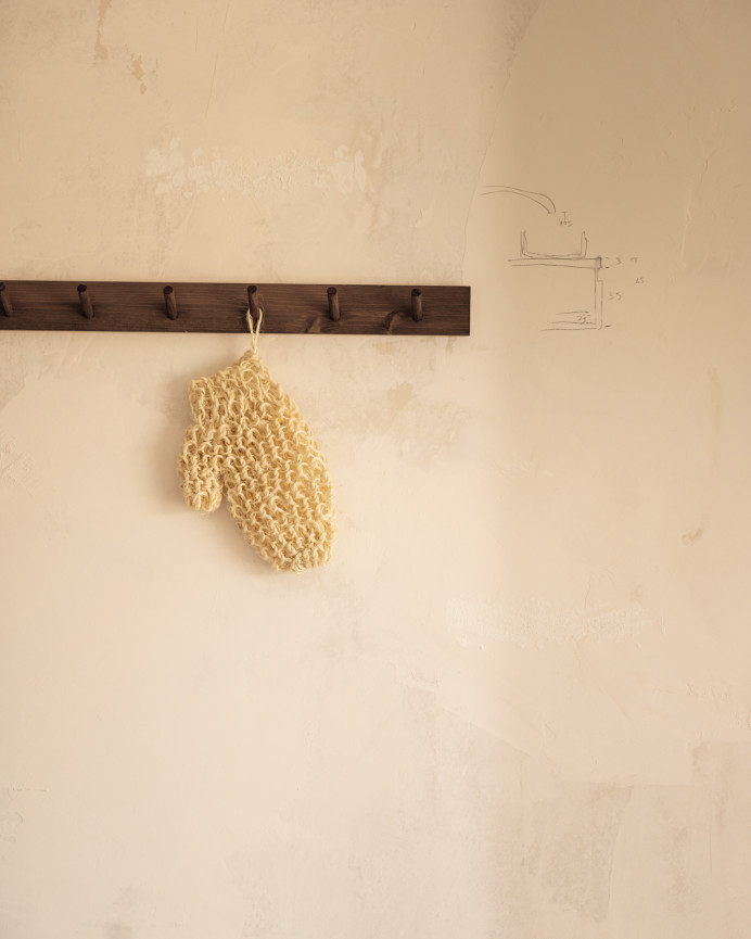 Colgador de pared de madera maciza en tono nogal de 61x5cm