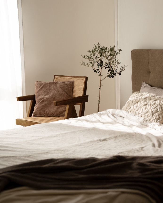 Sillón de madera de olmo con asiento y respaldo de cannage tono marrón de 86x57cm