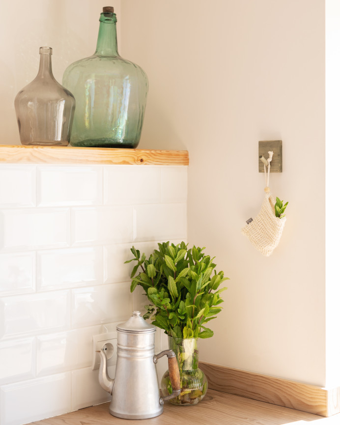 Colgador de pared de madera maciza en tono verde de 8x6cm