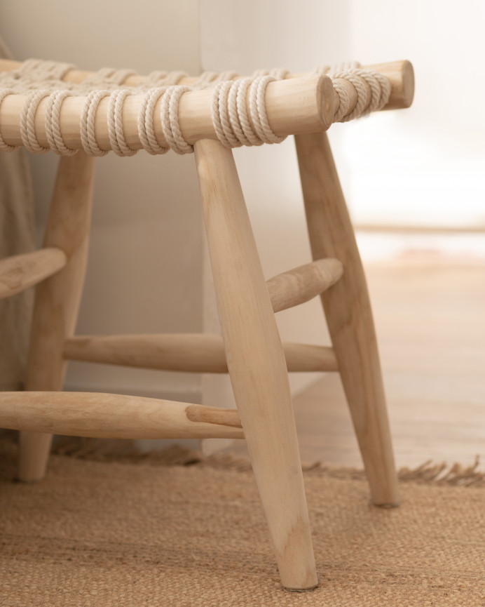 Mesita/tabuerte elaborado con estructura de madera de teca y sillón hecho con tapiz de cuerda natural de 45x45cm