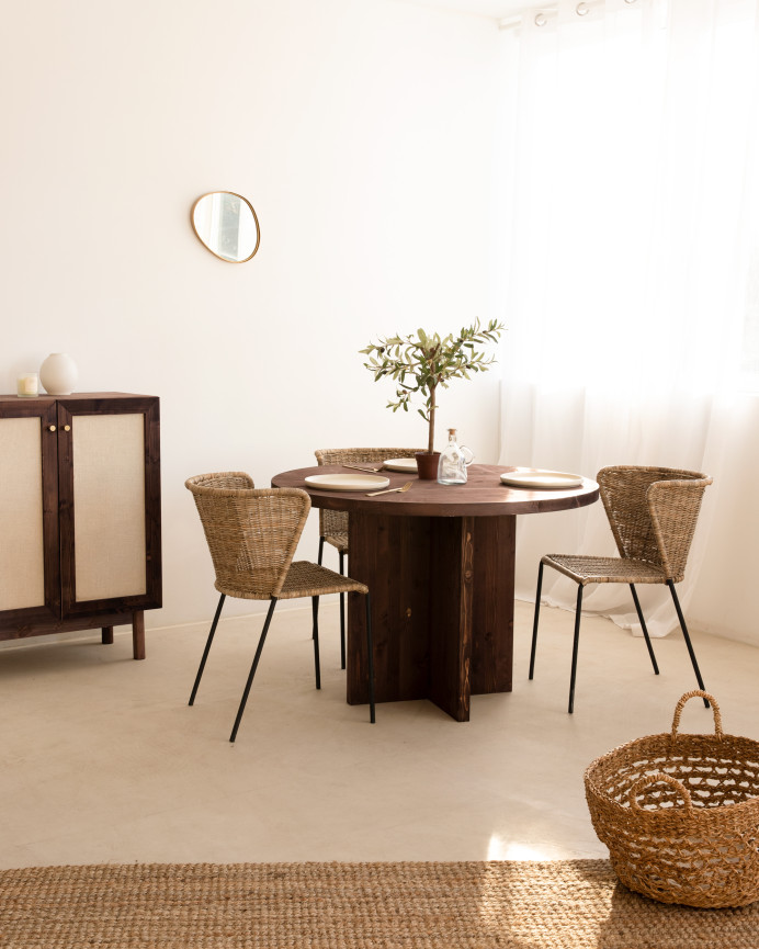Mesa de comedor redonda de madera maciza en tono nogal de Ø110
