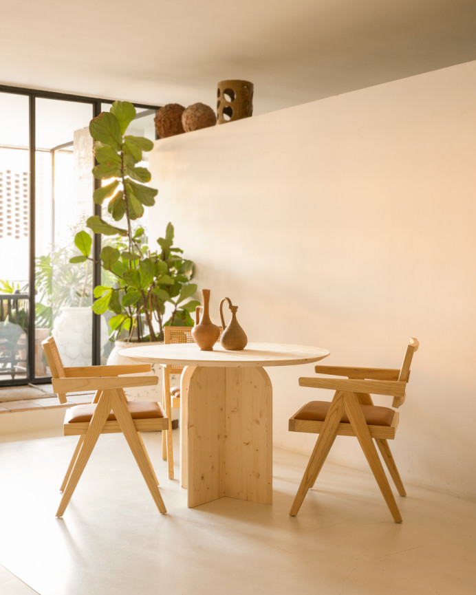 Mesa de comedor redonda de madera maciza en tono natural de 110cm