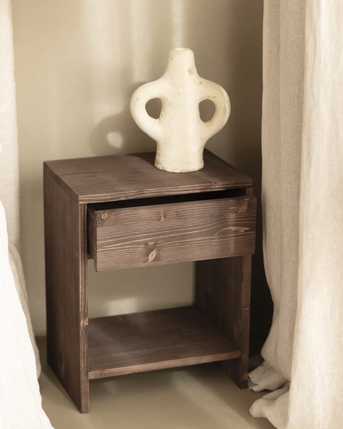 Mesita de noche de madera maciza con un cajón en tono nogal de varias medidas