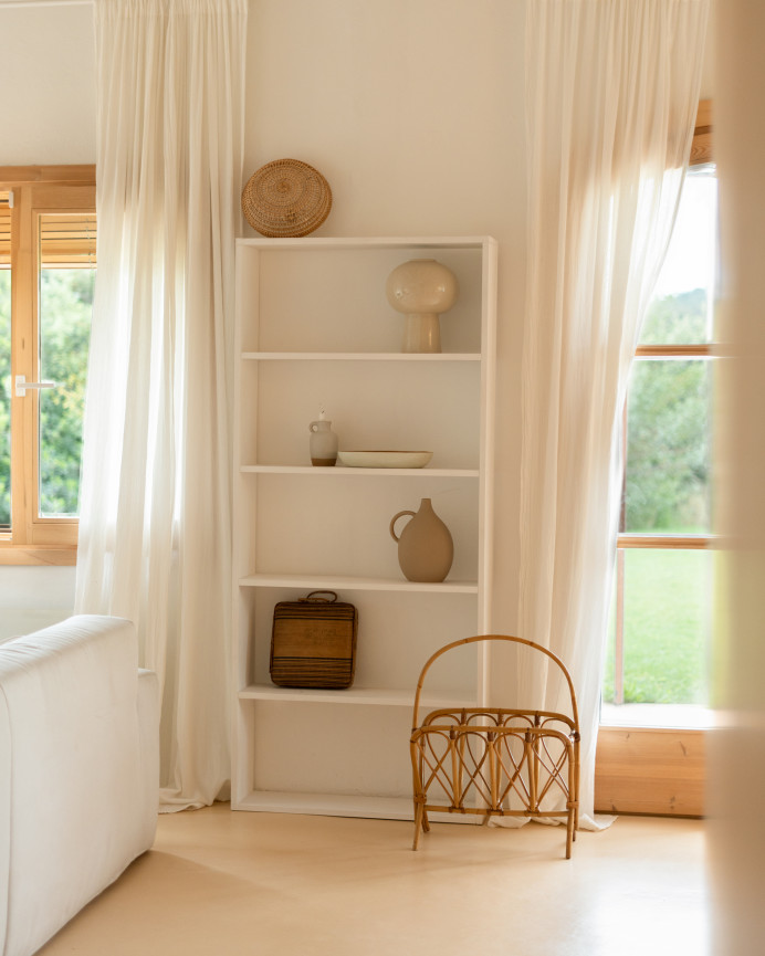 Estantería de madera maciza tono blanco con 4 estantes