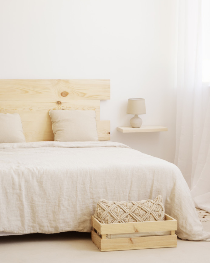 Mesita de noche de madera maciza flotante en tono natural de 45cm