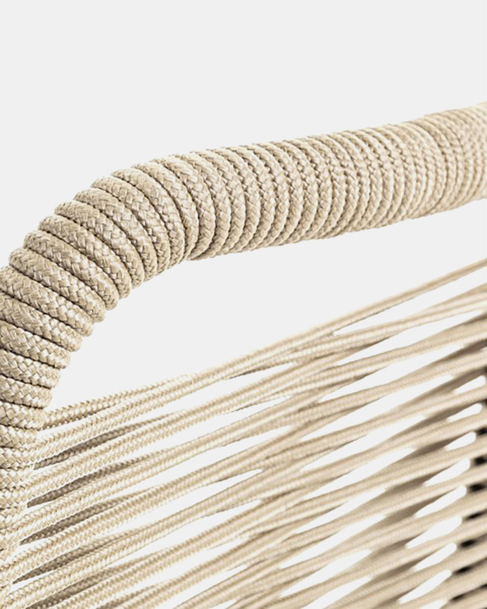 Sillas con asiento y respaldo en cuerda con estructura en acero galvanizado color beige de 84x49cm