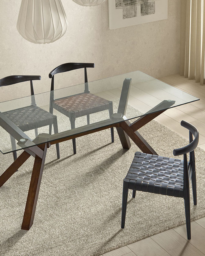 Silla de madera maciza con asiento trenzado negro y patas en tono negro de 81cm 
