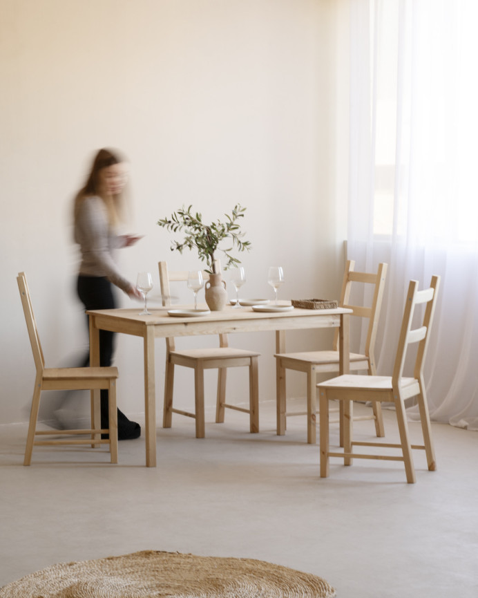 Pack mesa de comedor y 4 sillas de madera maciza en tono roble medio de 120cm