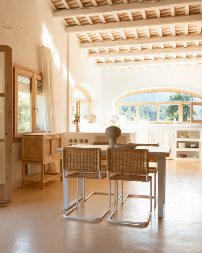 Mesa de comedor de madera maciza tono natural con patas de hierro blancas de 140x80cm