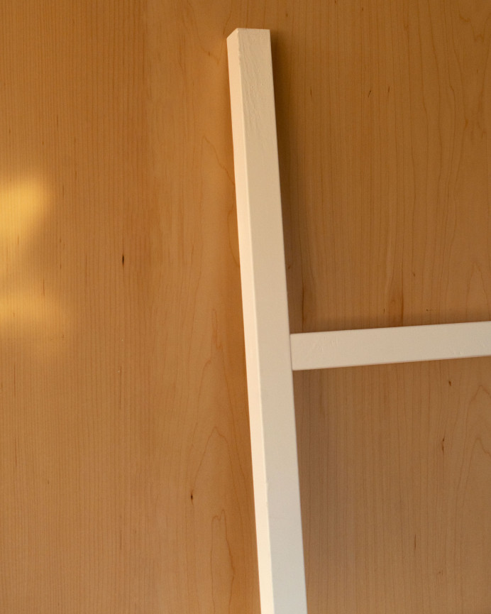 Escalera de madera maciza en tono blanco de 150x41cm