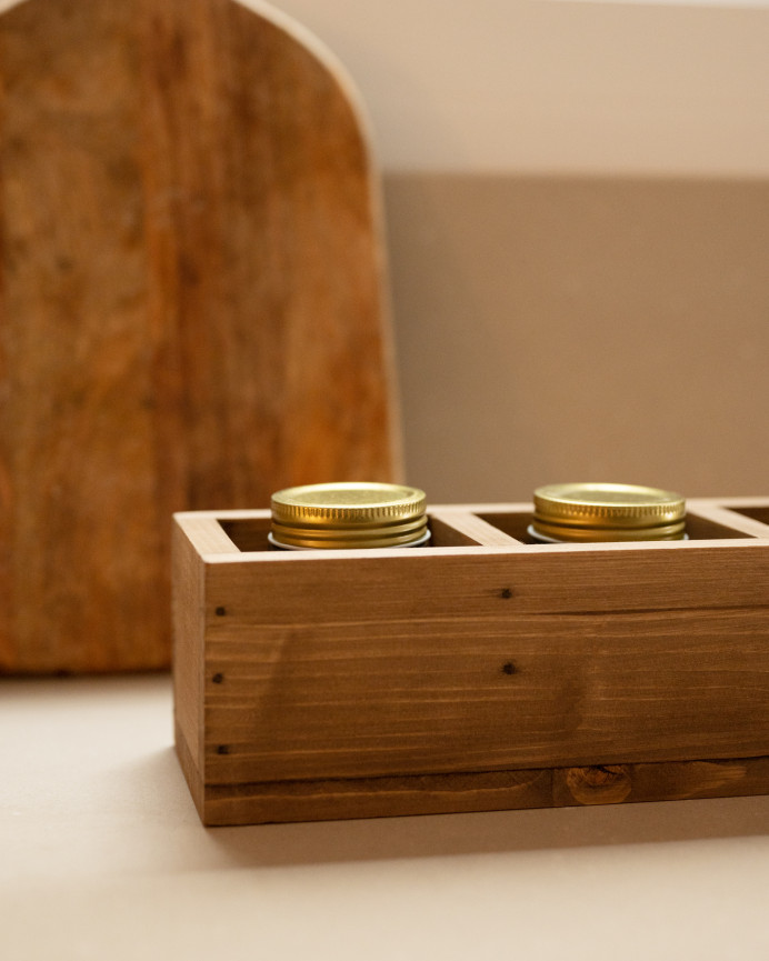 Organizador con cuatro departamentos de madera maciza tono roble oscuro de 10x40cm