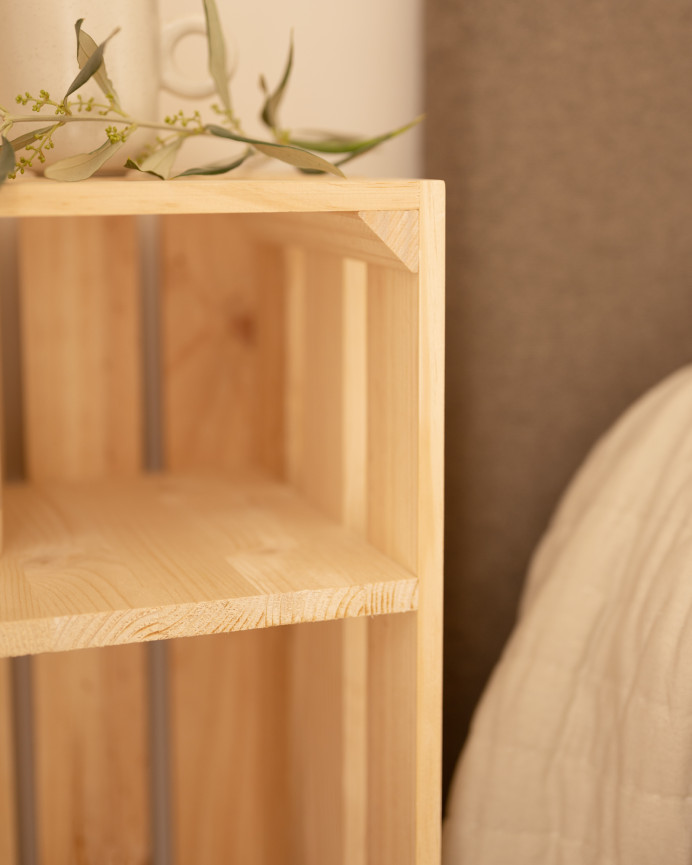 Mesita de noche de madera maciza en tono natural de 66x26cm