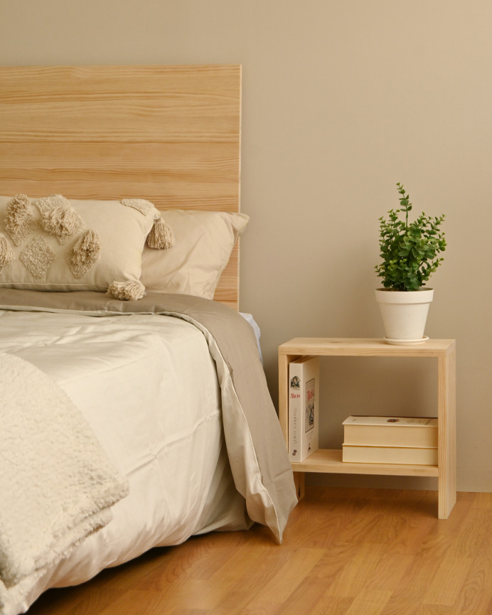 Mesita de noche de madera maciza en tono natural de 40x20cm