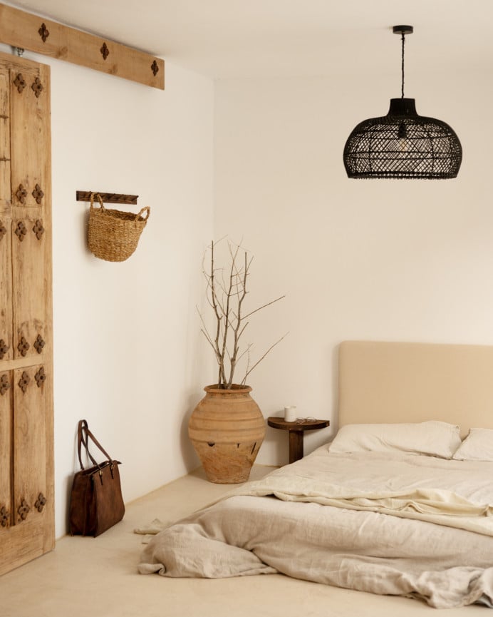 Colgador de pared de madera maciza en tono nogal de 61x5cm