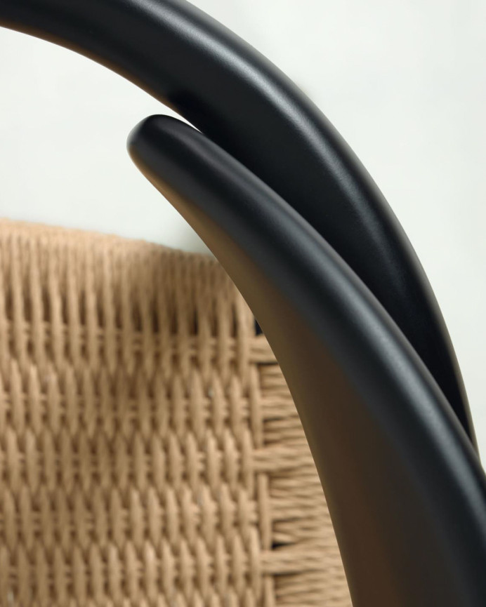Sillas con estructura de madera de eucalipto y asiento de cuerda color natural de 77x50cm