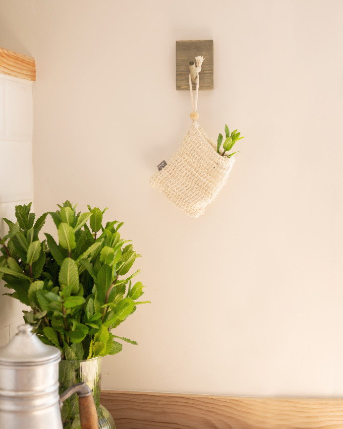 Colgador de pared de madera maciza en tono verde de 8x6cm