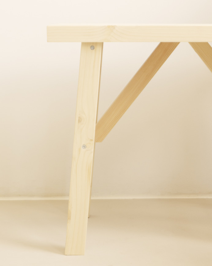Taburete de madera maciza en tono natural de 45x55cm