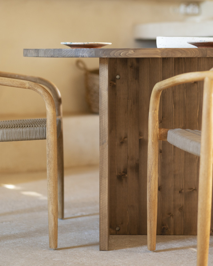 Mesa de comedor de madera maciza en tono roble oscuro de 143cm