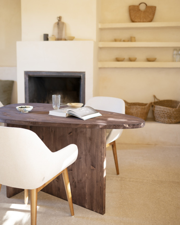 Mesa de comedor de madera maciza en tono nogal de 143cm