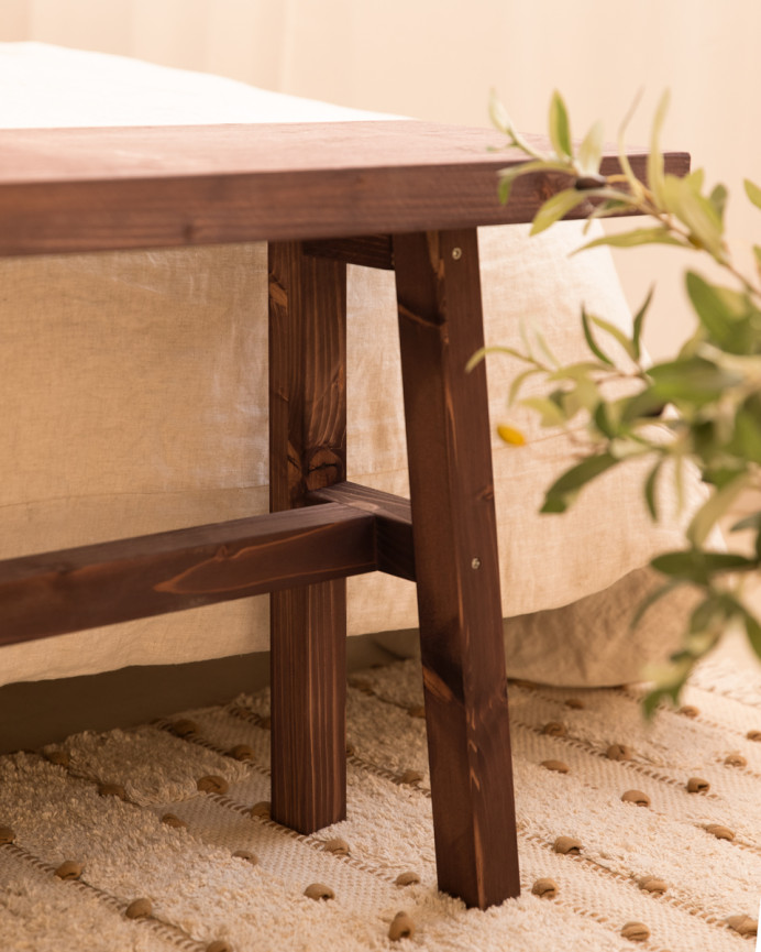 Banqueta de madera maciza en tono nogal de 100x50cm