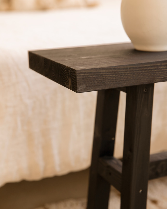 Banqueta de madera maciza en tono negro de 100x50cm