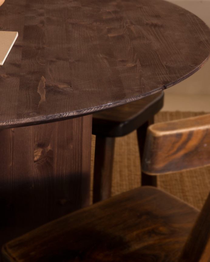 Mesa de comedor redonda de madera maciza en tono nogal de 110cm