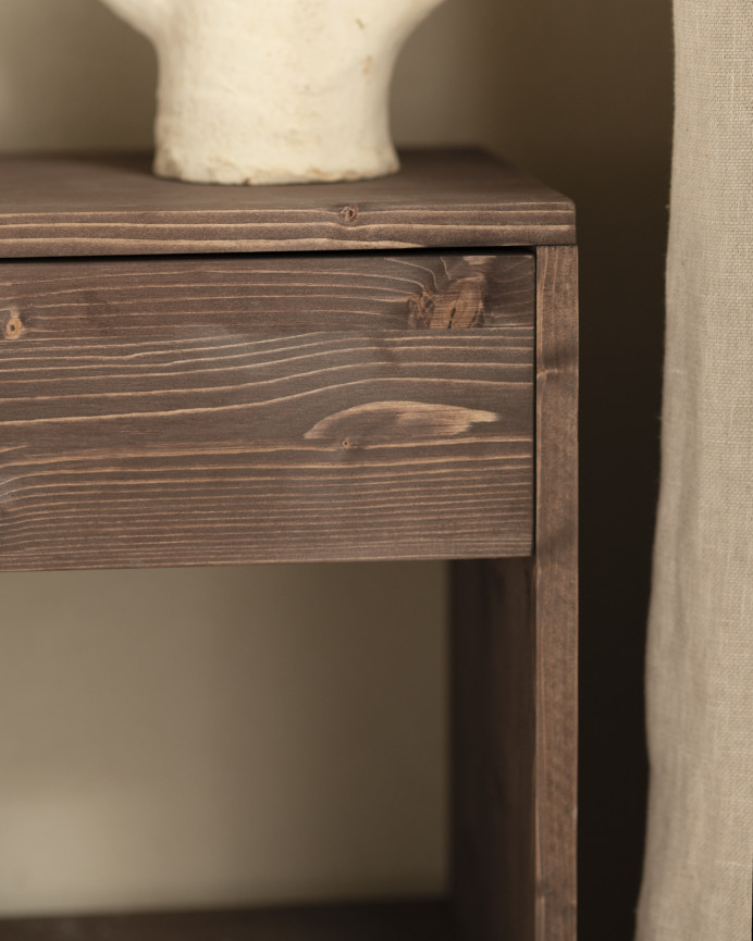 Mesita de noche de madera maciza con un cajón en tono nogal de varias medidas