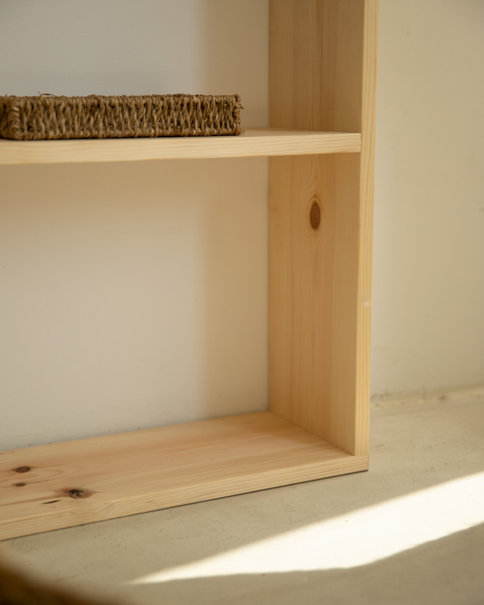 Estantería de madera maciza tono natural con 2 estantes