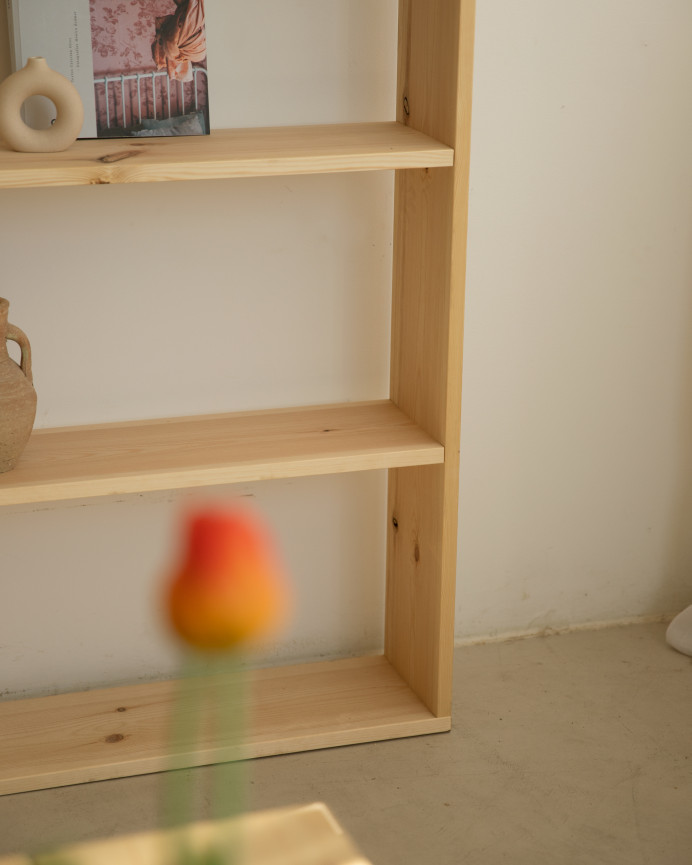 Estantería de madera maciza tono natural con 4 estantes