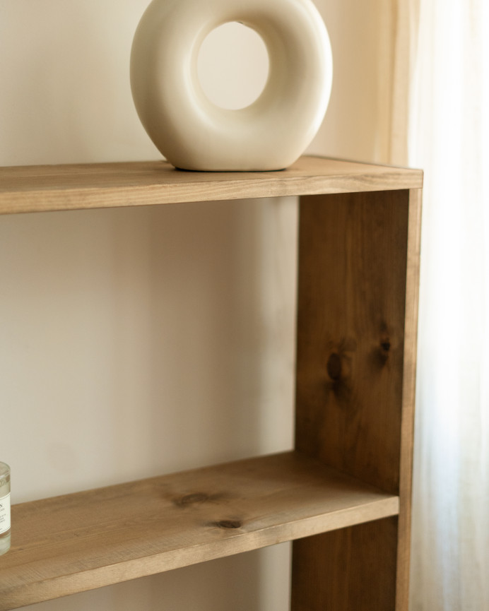 Estantería de madera maciza tono roble oscuro con 2 estantes
