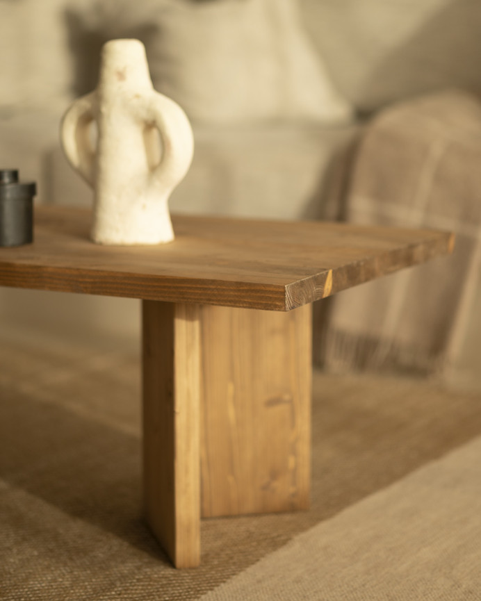 Mesa de centro de madera maciza en tono roble oscuro de 120x55cm