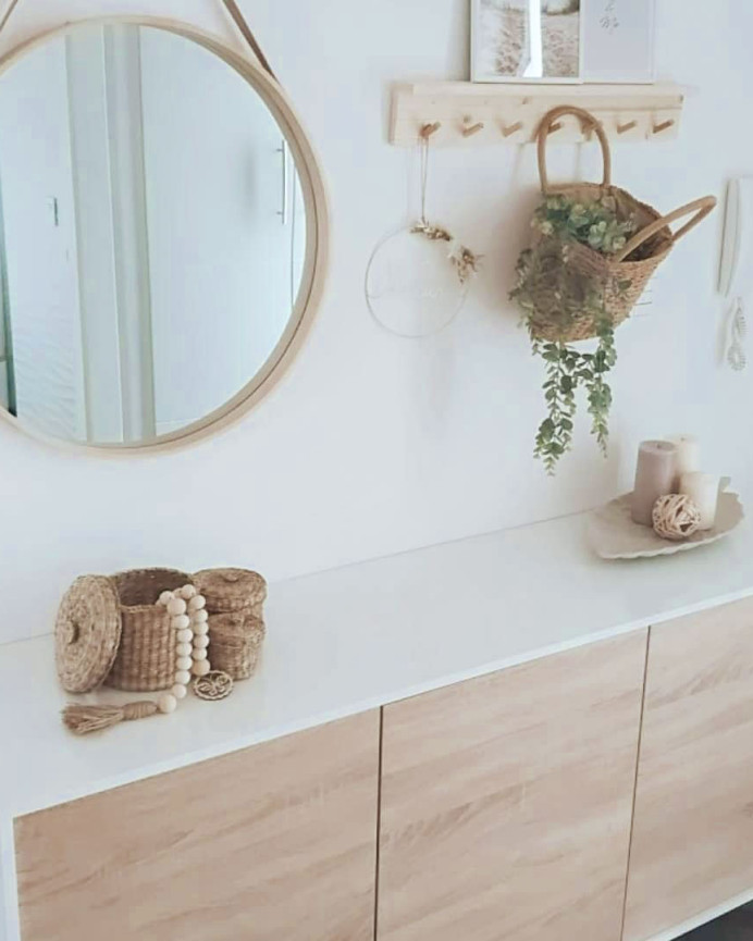 Colgador de pared de madera maciza en tono natural de 61x10cm