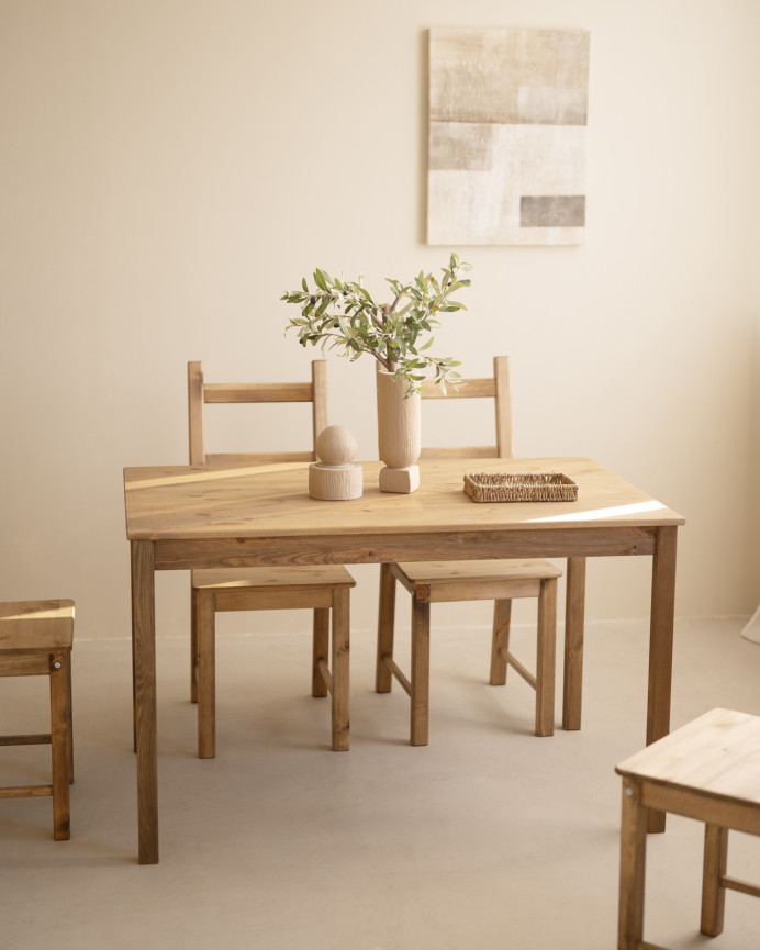 Pack mesa de comedor y 4 sillas de madera maciza en tono roble oscuro de 120cm