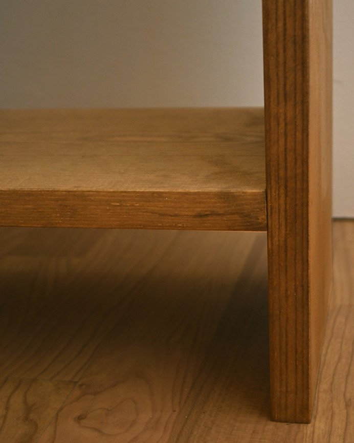 Mesita de noche de madera maciza en tono roble oscuro de 40x20cm