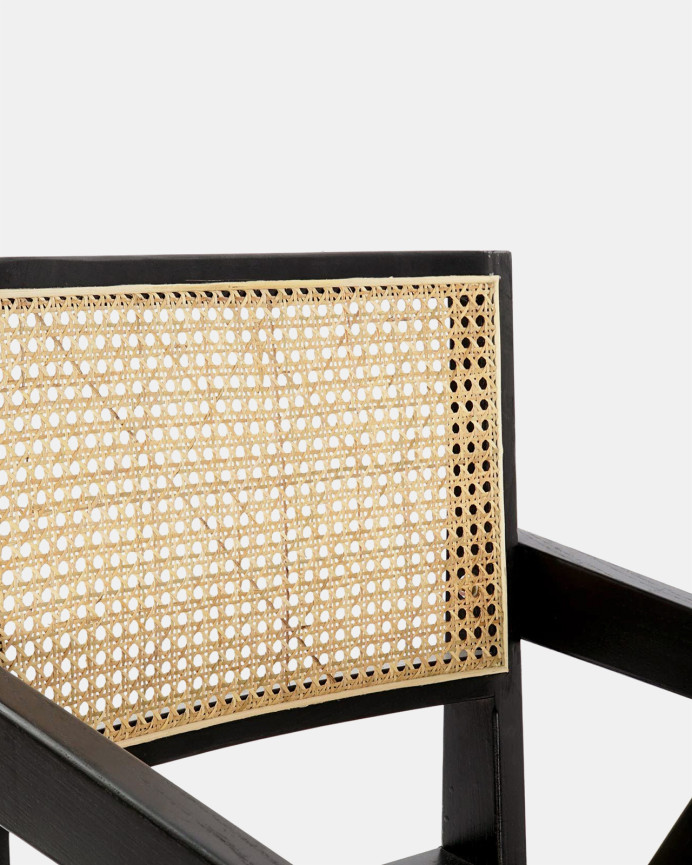 Sillón de madera de olmo con asiento y respaldo de cannage tono negro de 86x57cm